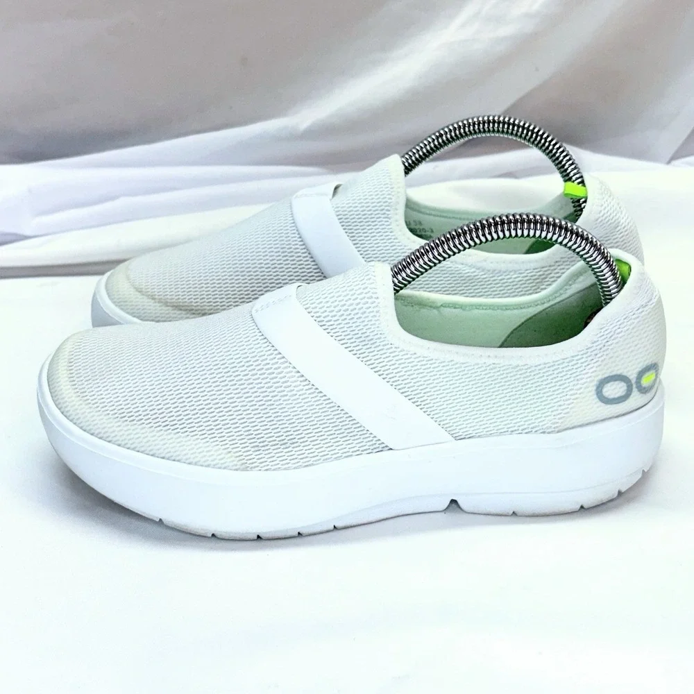 Oofos OOmg eeZee Low Slip-On Shoes Knit White On White Mens Size 7 EU 38